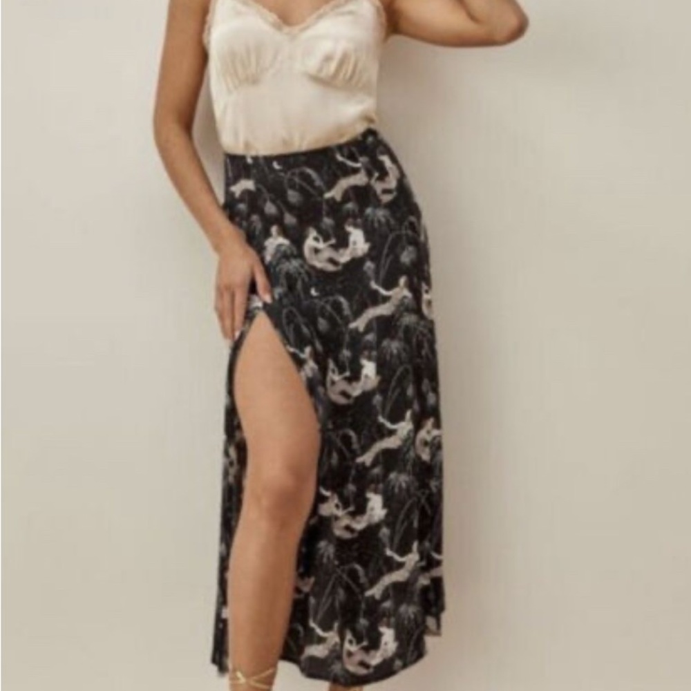 Reformation Zoe Champagne Skirt Zodiac print size 6. Slit summer sexy